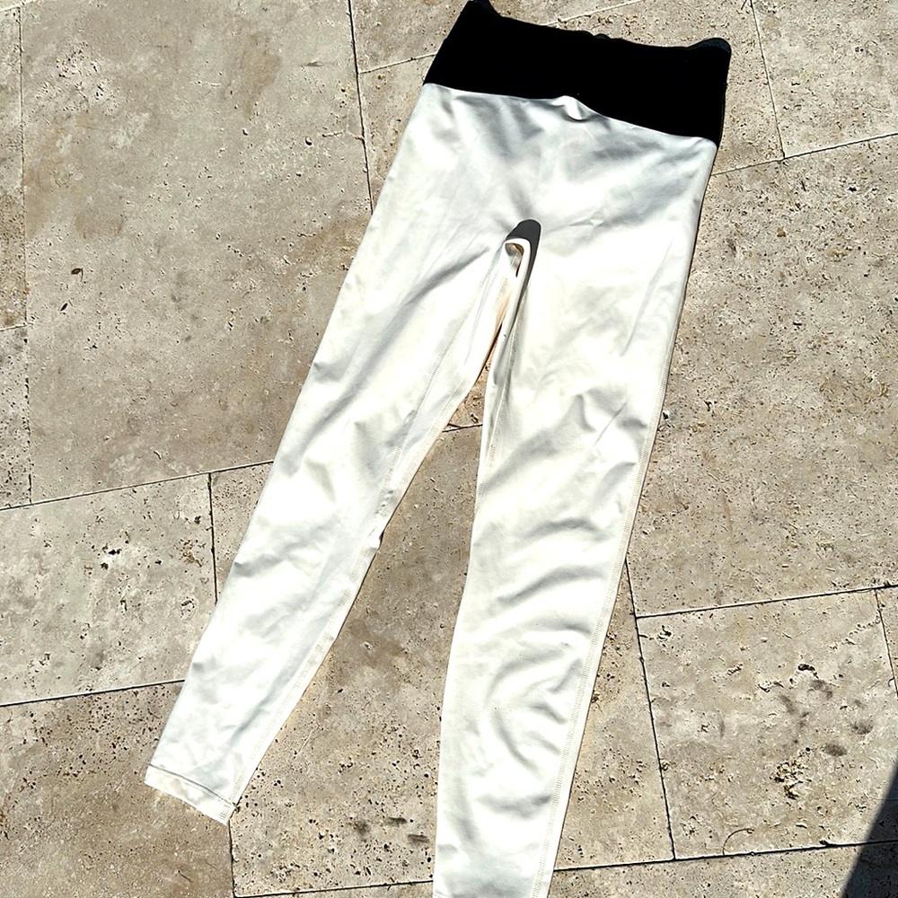 White leggings xs black cris cross.  le ord brand. Like new.